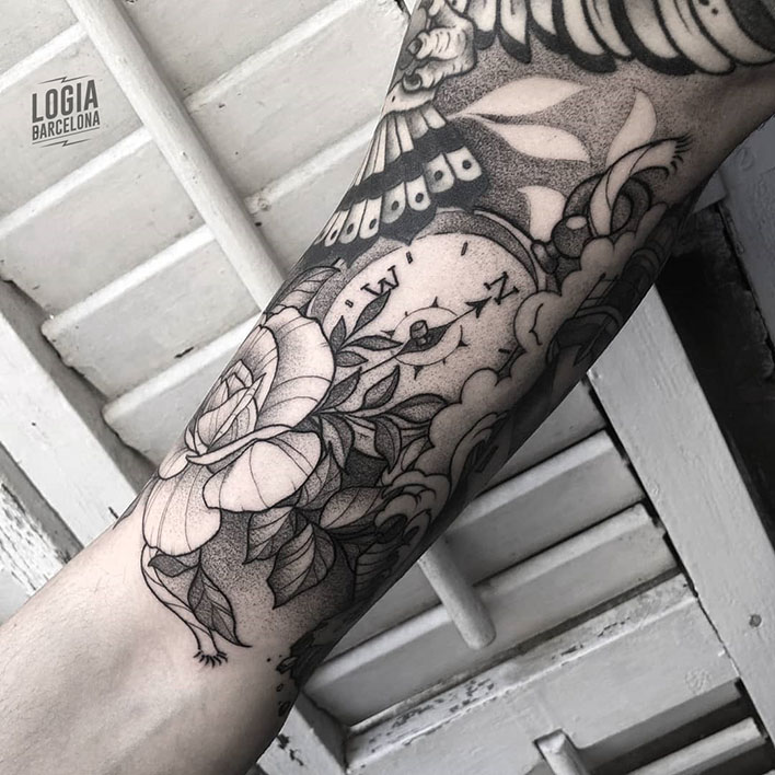 tatuaje_pierna_blackwork_brujula_rosa_Dalmau_Tattoo_Logia_Barcelona